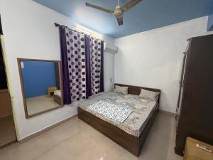 Ένα ή περισσότερα κρεβάτια σε δωμάτιο στο ShivSangit 2bhk Flat Homestay