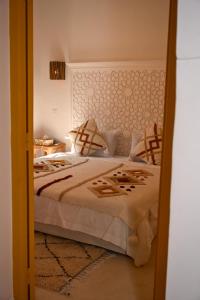 Un pat sau paturi într-o cameră la Riad Dar Fena By K&G &jacuzzi