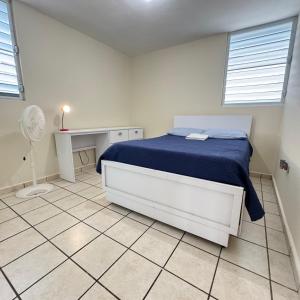 Ένα ή περισσότερα κρεβάτια σε δωμάτιο στο Bayoyas House Your Coastal Oasis in Salinas PR