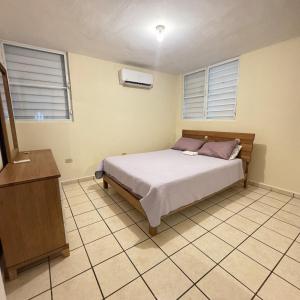 Ένα ή περισσότερα κρεβάτια σε δωμάτιο στο Bayoyas House Your Coastal Oasis in Salinas PR