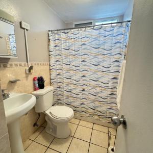 Ένα μπάνιο στο Bayoyas House Your Coastal Oasis in Salinas PR