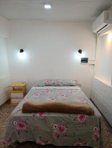 una camera da letto con un letto decorato con fiori di La chaco a Resistencia