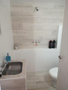 un bagno con lavandino e WC di La chaco a Resistencia
