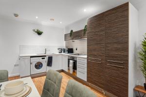 Kuchyň nebo kuchyňský kout v ubytování STYLISH RETREAT- 2 bed city centre apartment