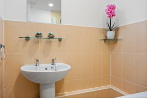 Koupelna v ubytování STYLISH RETREAT- 2 bed city centre apartment