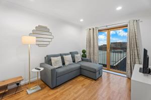 Posezení v ubytování STYLISH RETREAT- 2 bed city centre apartment