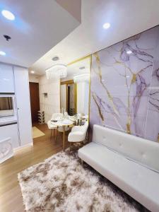 Køkken eller tekøkken på Belle Maison in Pine Suites Tagaytay