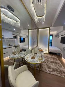 Et tv og/eller underholdning på Belle Maison in Pine Suites Tagaytay