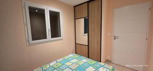 Ένα ή περισσότερα κρεβάτια σε δωμάτιο στο EMBRUN Appartement climatisé cosy 2 chambres au 1er étage pour 4 personnes au Barcarès +6 φωτογραφίες