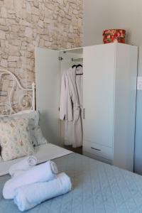 Un dormitorio con una cama con toallas. en Armonia Pramanta Mountain Tzoumerka, en Pramanta