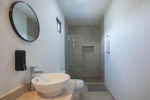 un bagno con un water, un lavandino e uno specchio di Casa Cholul a Cholul Altre 22 foto