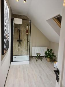 ein großer Glasraum mit einem Tisch in einem Raum in der Unterkunft Max River Chalet in Porumbacu de Sus