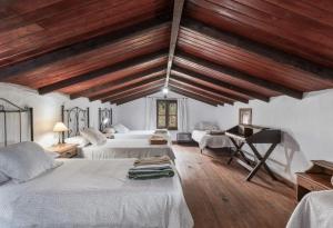 Un pat sau paturi într-o cameră la Casa Rural Higuera Morales +13 fotografii