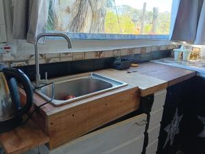 Una cocina o kitchenette en Biodiversidad 52 fotos más