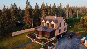 eine Luftaufnahme eines Hauses im Wald in der Unterkunft Atlantic Pearl - Luxurious Ocean Front Experience 