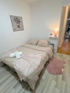 クレテイユにあるChambre City - SMART DEAL & 20 min Parisの部屋の中に大きなベッドがある寝室