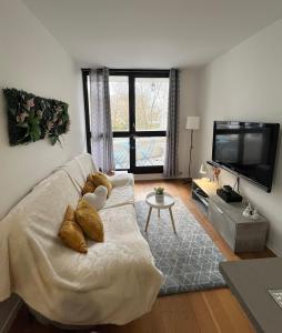 クレテイユにあるChambre City - SMART DEAL & 20 min Parisのソファと薄型テレビのあるリビングルーム