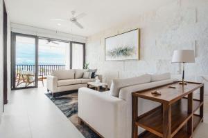 Χώρος καθιστικού στο Luxury Canuva Beachfront Condo Pool Concierge