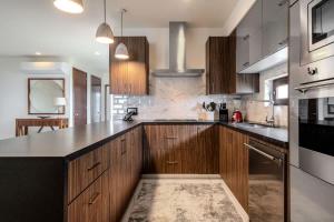 Η κουζίνα ή μικρή κουζίνα στο Luxury Canuva Beachfront Condo Pool Concierge