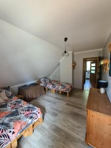 Skazdub StarySummer house in Suwalszczyzna- Dom w Dolinie Rospudy的有两张床和一张桌子的客厅