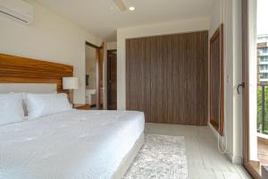 Ένα ή περισσότερα κρεβάτια σε δωμάτιο στο Luxury Canuva Beachfront Condo Pool Concierge +31 φωτογραφίες