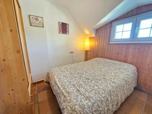 een kleine slaapkamer met een bed en een raam bij Maribel Arttyco ERB alojamientos in Sierra Nevada