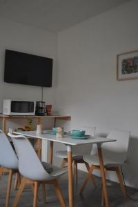 a dining room with a table and chairs and a tv at Casita en el centro de Oaxaca cerca de Santo Domingo in Oaxaca City