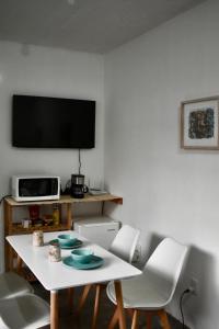 a living room with a white table and chairs at Casita en el centro de Oaxaca cerca de Santo Domingo in Oaxaca City