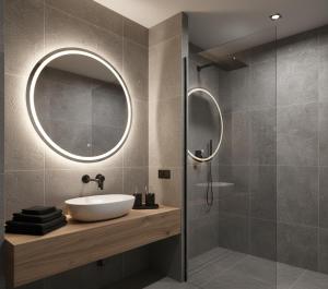 科尼亚Aybastı Apart的浴室里有洗手池和镜子