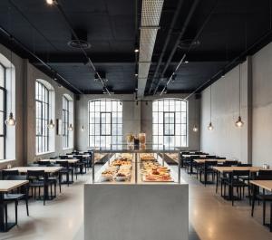 科尼亚Aybastı Apart的一间设有桌子的餐厅,提供自助餐