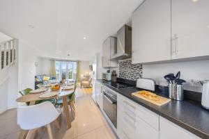 een keuken met een tafel en een eetkamer bij Modern House - 4 bed, sleeps 8 in Hastings