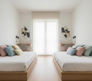 科尼亚Aybastı Apart的一间白墙房间里有两张床