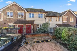 een huis met een auto ervoor geparkeerd bij Modern House - 4 bed, sleeps 8 in Hastings