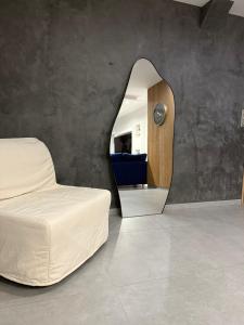 una camera da letto con un letto e uno specchio di Grand logement proche Colmar au calme parking wifi a Wintzenheim