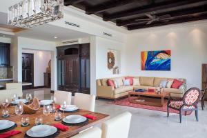 ein Wohnzimmer mit Tisch und Couch in der Unterkunft Luxury Oceanview Penthouse in HDM in Punta Mita