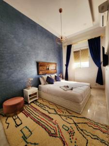 una camera con un grande letto e un tappeto di Urti Villa a Nzala