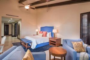 ein Schlafzimmer mit Bett und ein Wohnzimmer in der Unterkunft Luxury Oceanview Penthouse in HDM in Punta Mita