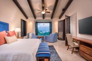 ein Schlafzimmer mit großem Bett und Flachbildfernseher in der Unterkunft Luxury Oceanview Penthouse in HDM in Punta Mita + 29 Fotos