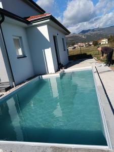 een zwembad voor een huis bij Vila Gaspar in Dražice