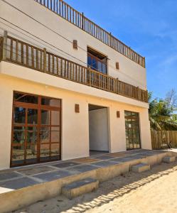 una casa con un balcón encima en Portal do Kite, en Barra Grande