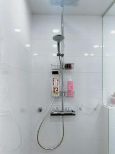 Koupelna v ubytování Heart of Helsinki, new loft,walk everywhere, balcony,two beds, tram to central railway 100m, walk central railway 20 mins