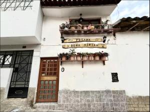 Bygningen som pensionatet ligger i + 9 billeder