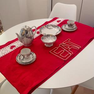 Příslušenství pro přípravu čaje a kávy v ubytování Heart of Helsinki, new loft,walk everywhere, balcony,two beds, tram to central railway 100m, walk central railway 20 mins