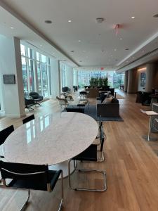 una grande stanza con tavolo e sedie di Bright, Modern Studio in White Plans a White Plains