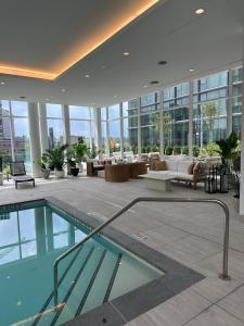 una grande hall con piscina in un edificio di Bright, Modern Studio in White Plans a White Plains