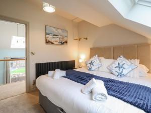 Postel nebo postele na pokoji v ubytování Pistyll Ddu