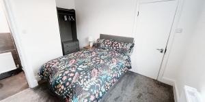 Postel nebo postele na pokoji v ubytování The Burford Hideaway