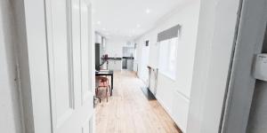 a hallway with a dining room and a kitchen at The Burford Hideaway in Nottingham +15 photos