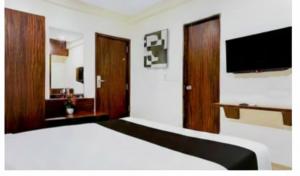 A television and/or entertainment centre at Hotel Royal Inn