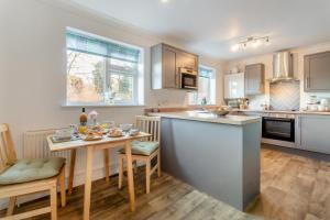 una cucina con un tavolo e una sala da pranzo di 1 Pump Cottages a Theberton